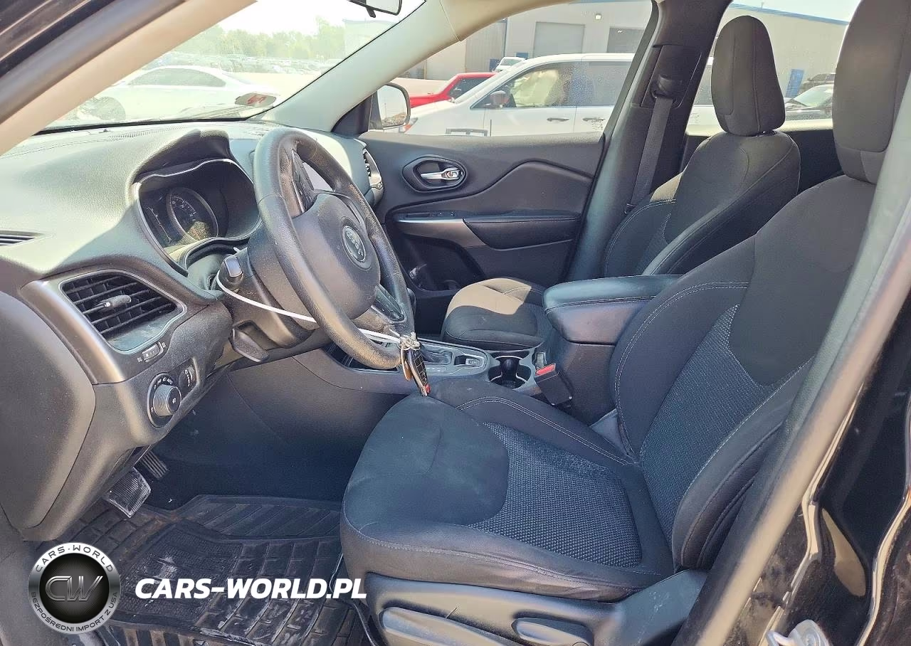 2019 Jeep Cherokee Latitude VIN:1C4PJLCBXKD145584 - 7