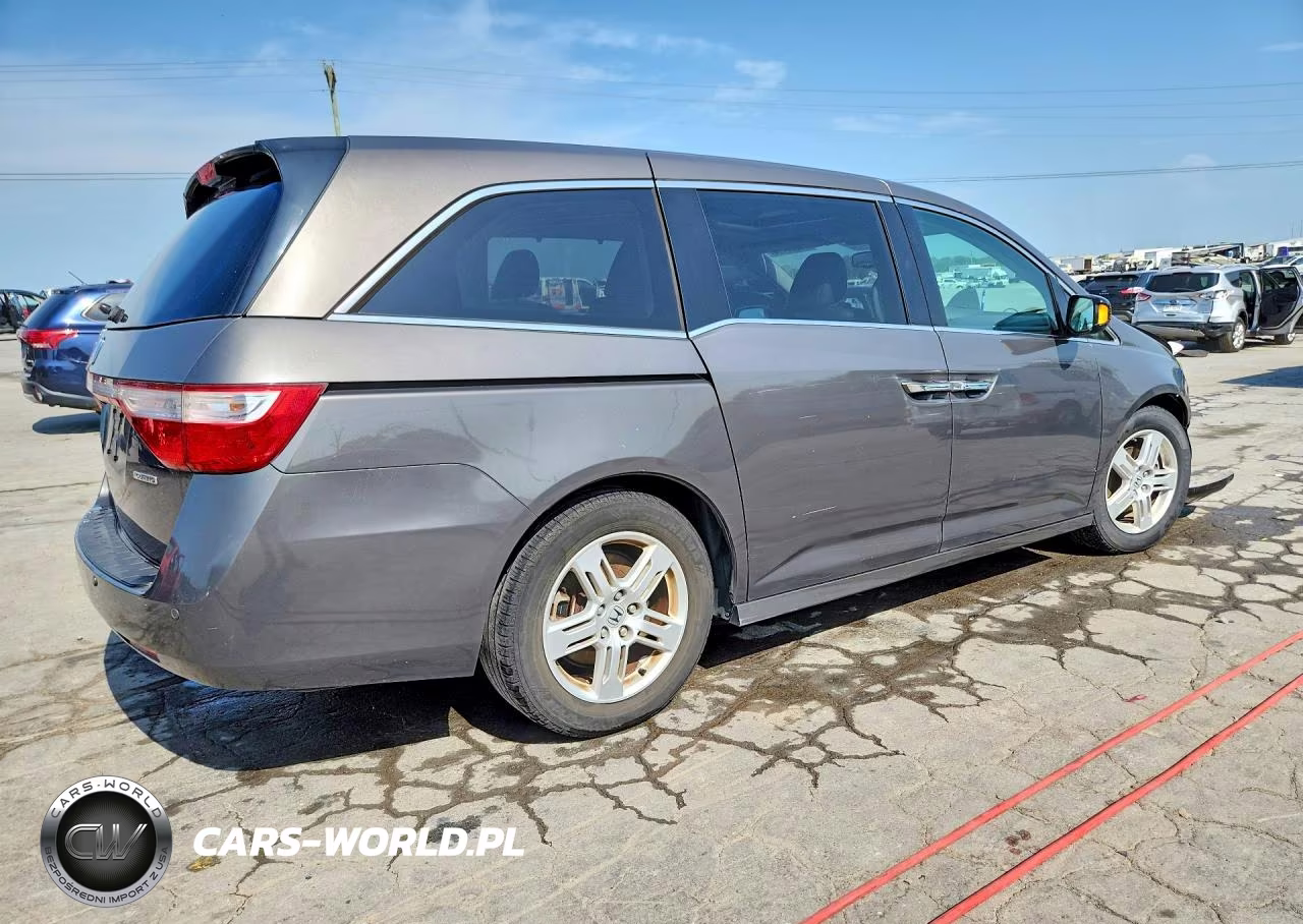 2013 Honda Odyssey Touring VIN:5FNRL5H94DB008270 - 3