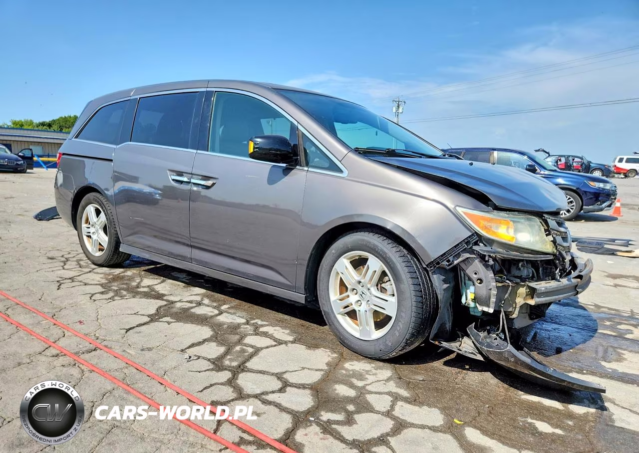 2013 Honda Odyssey Touring VIN:5FNRL5H94DB008270 - 4