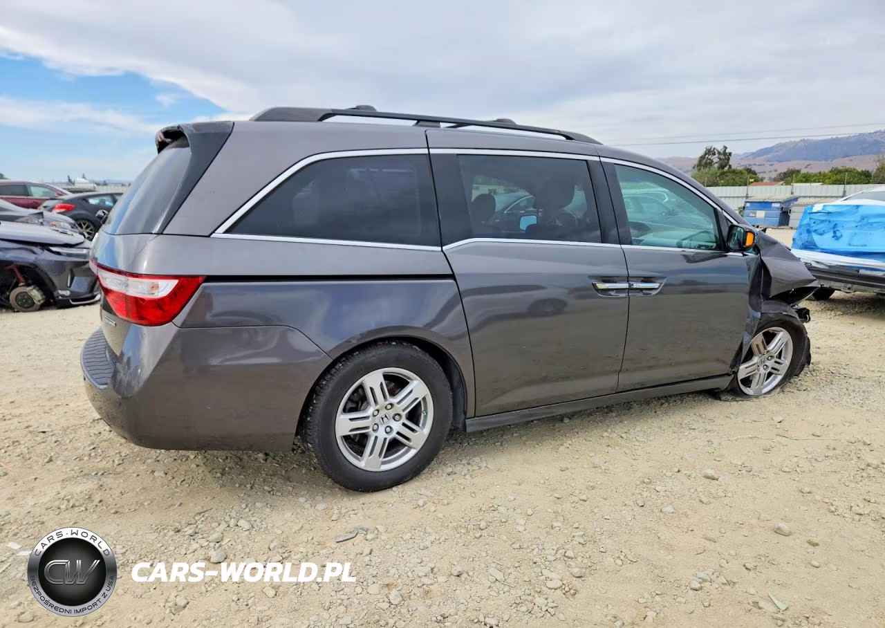 2013 Honda Odyssey Touring VIN:5FNRL5H9XDB042830 - 3