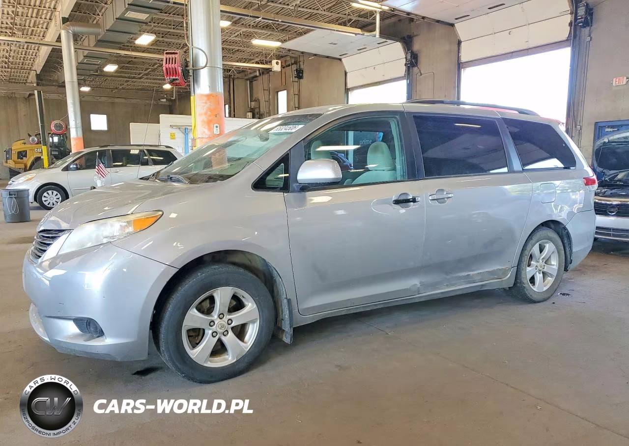 2011 Toyota Sienna Le – zdjęcie 1 z 13