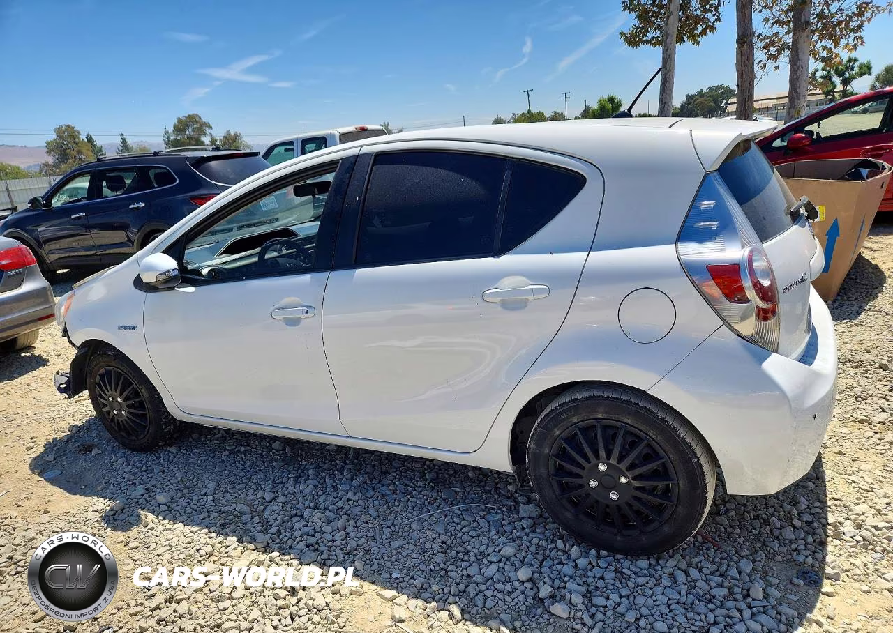 2013 Toyota Prius C One VIN:JTDKDTB30D1056302 - 2