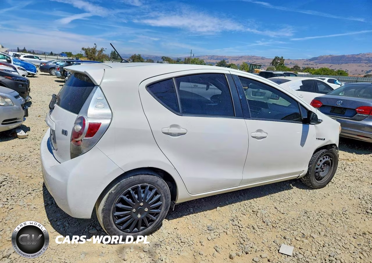 2013 Toyota Prius C One VIN:JTDKDTB30D1056302 - 3