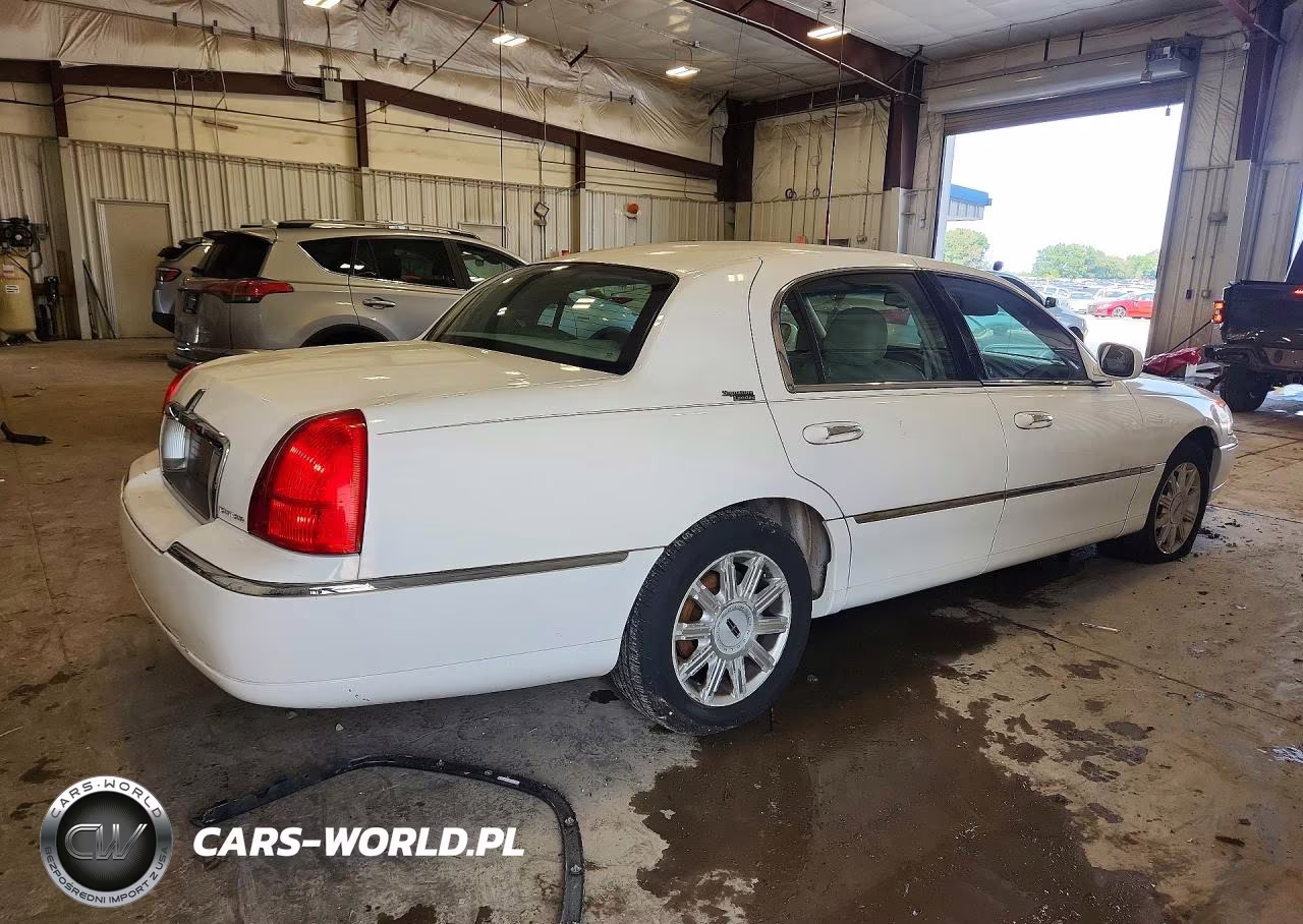 2006 Lincoln Town Car Signature Limited VIN:1LNHM82V26Y626167 - 3