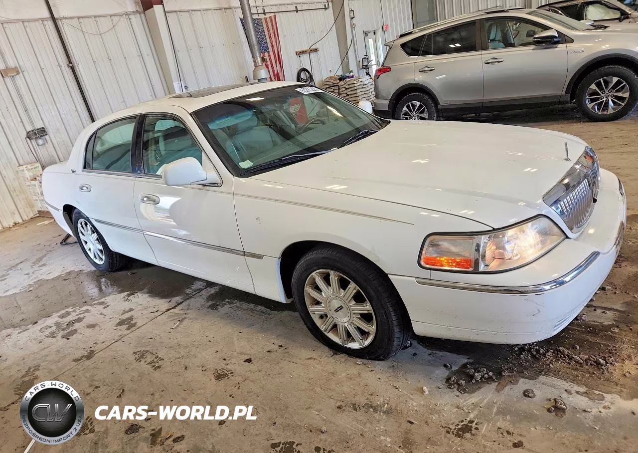 2006 Lincoln Town Car Signature Limited VIN:1LNHM82V26Y626167 - 4