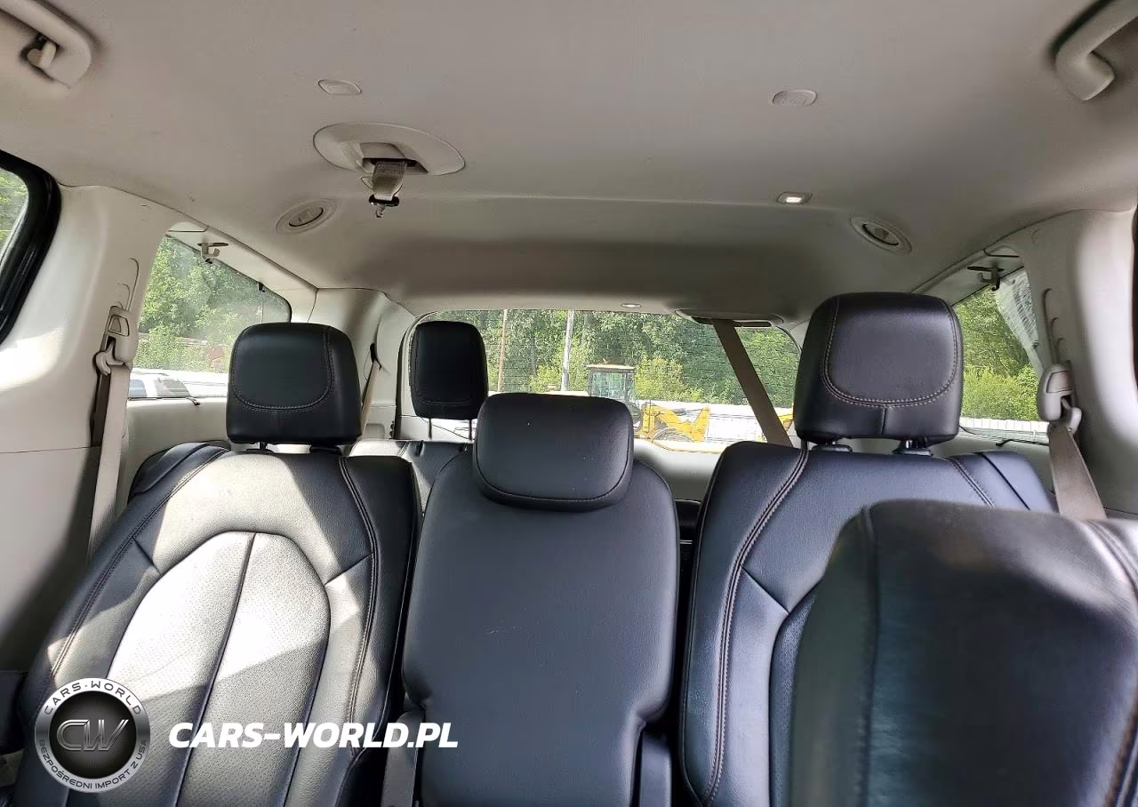 2018 Chrysler Pacifica Touring L VIN:2C4RC1BG9JR235017 - 10