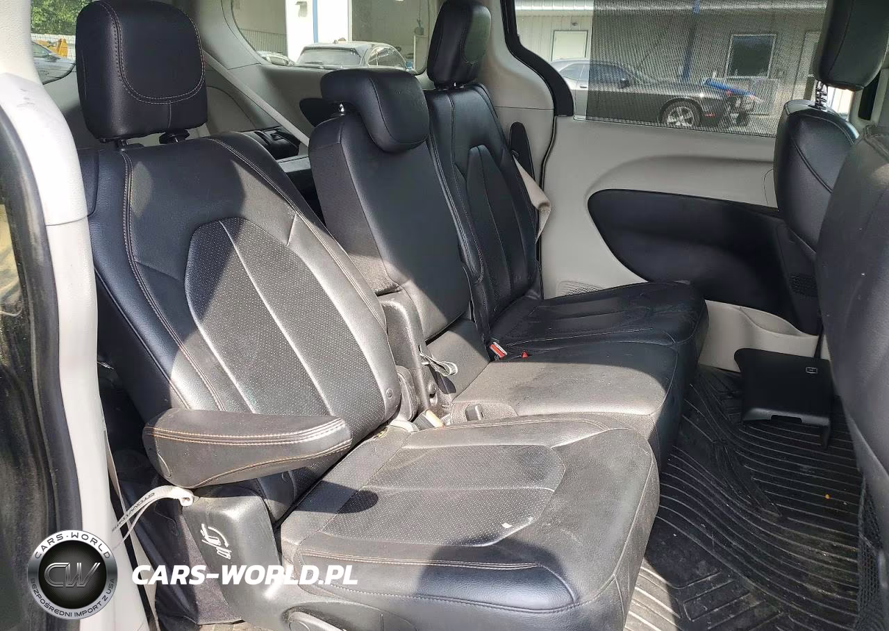 2018 Chrysler Pacifica Touring L VIN:2C4RC1BG9JR235017 - 11