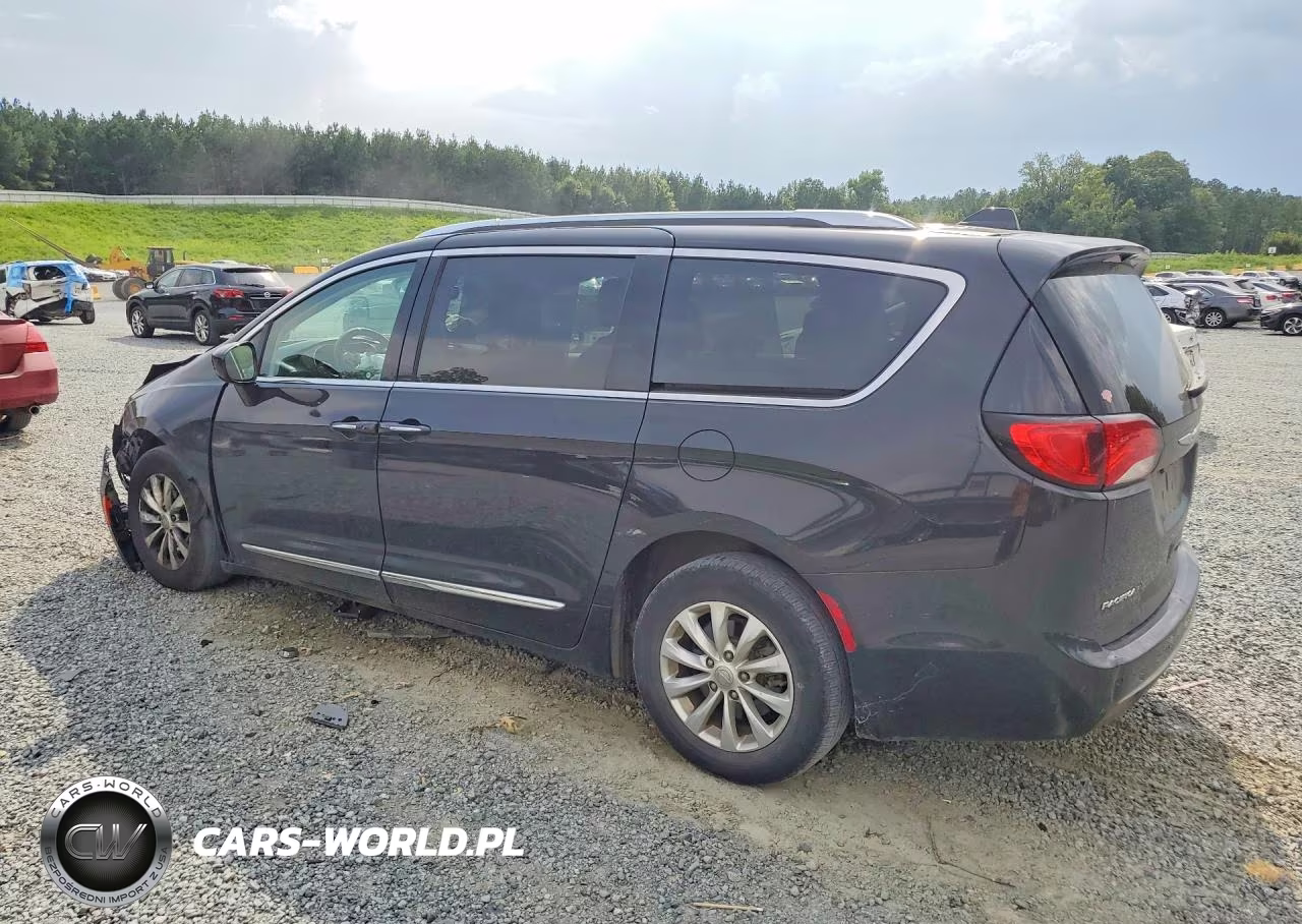 2018 Chrysler Pacifica Touring L VIN:2C4RC1BG9JR235017 - 2