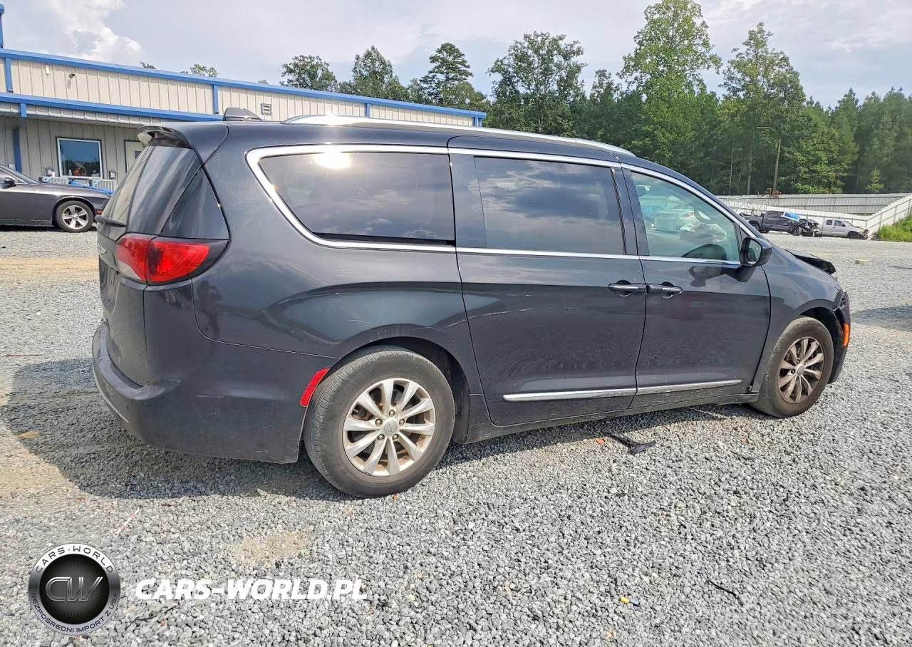 2018 Chrysler Pacifica Touring L VIN:2C4RC1BG9JR235017 - 3
