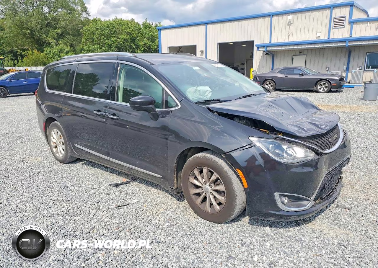 2018 Chrysler Pacifica Touring L VIN:2C4RC1BG9JR235017 - 4