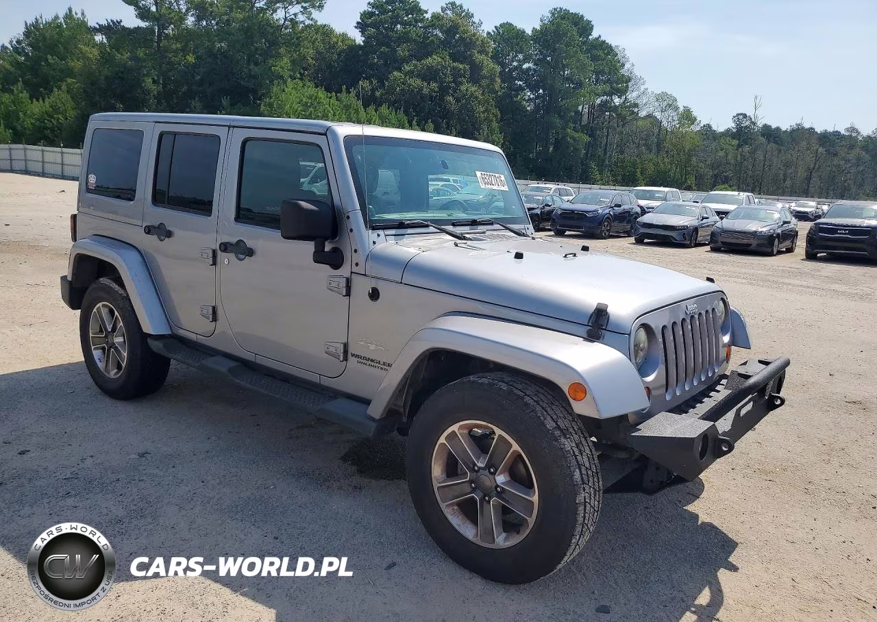 2013 Jeep Wrangler Unlimited Sahara VIN:1C4BJWEG1DL658395 - 4