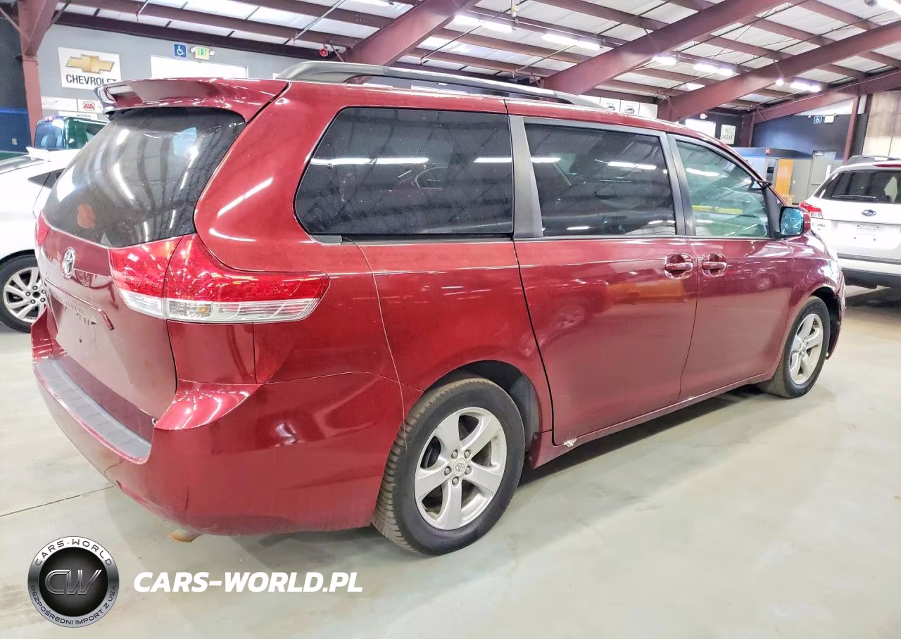 2011 Toyota Sienna Le VIN:5TDKK3DC8BS156246 - 3