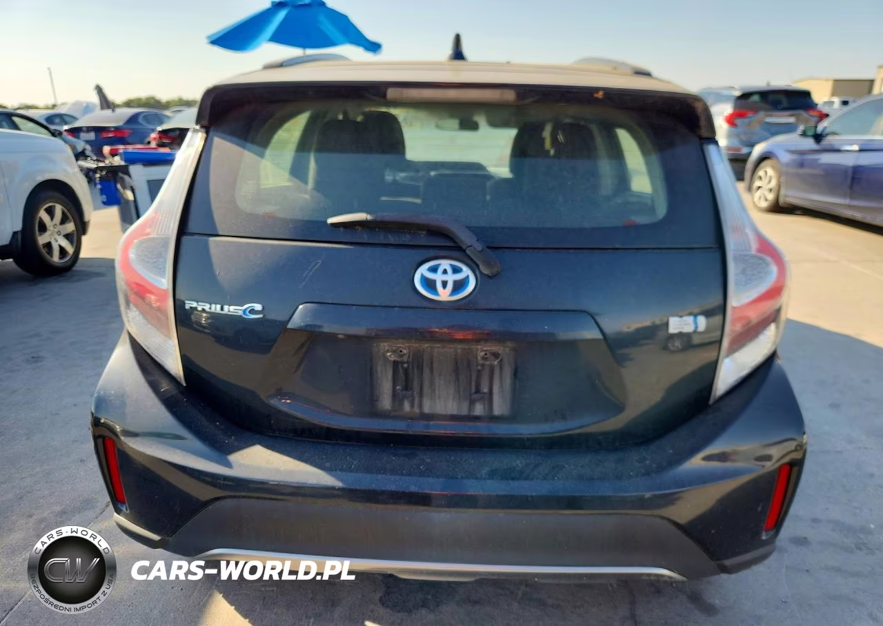 2018 Toyota Prius C Three VIN:JTDKDTB3XJ1608304 - 6