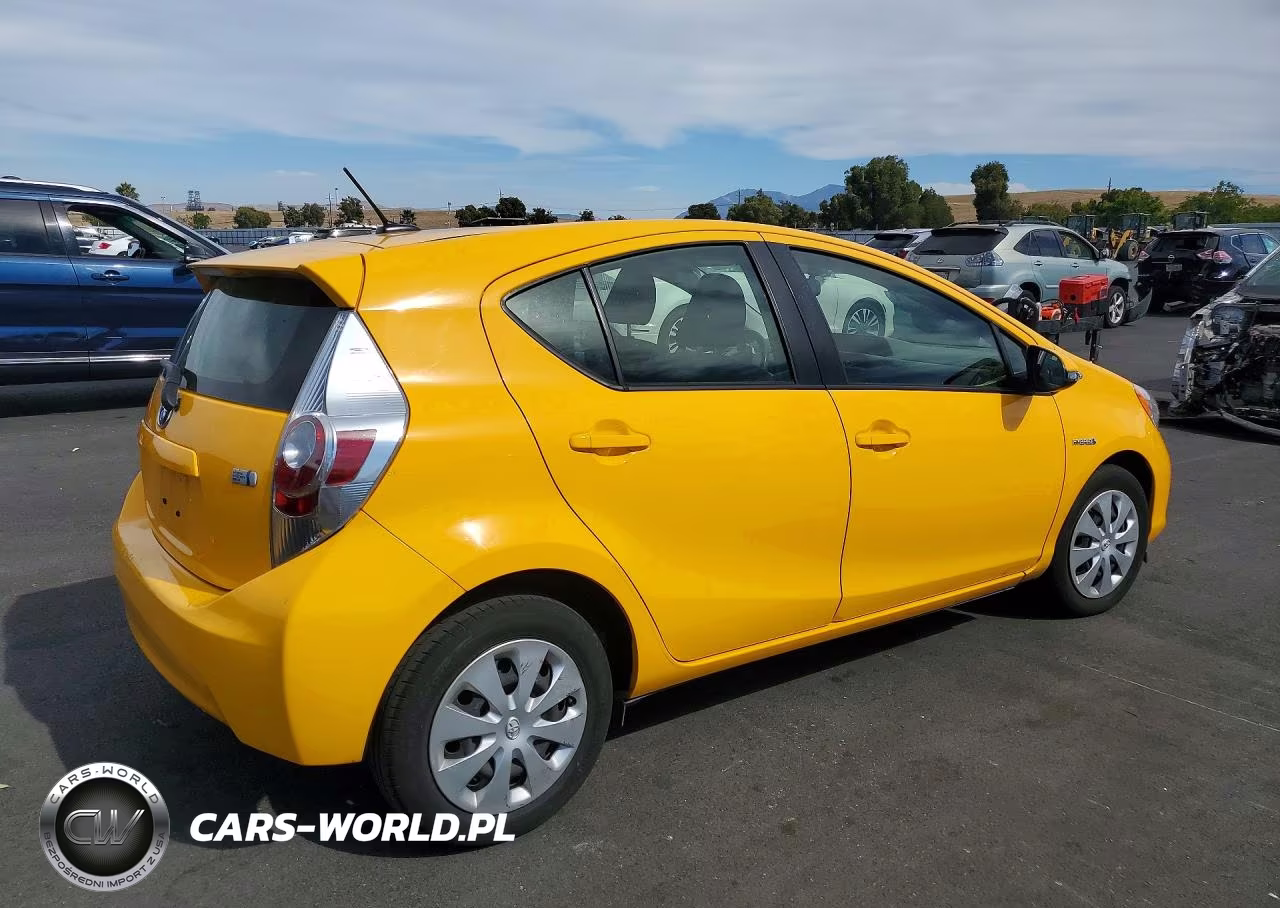 2014 Toyota Prius C Three VIN:JTDKDTB35E1080595 - 3