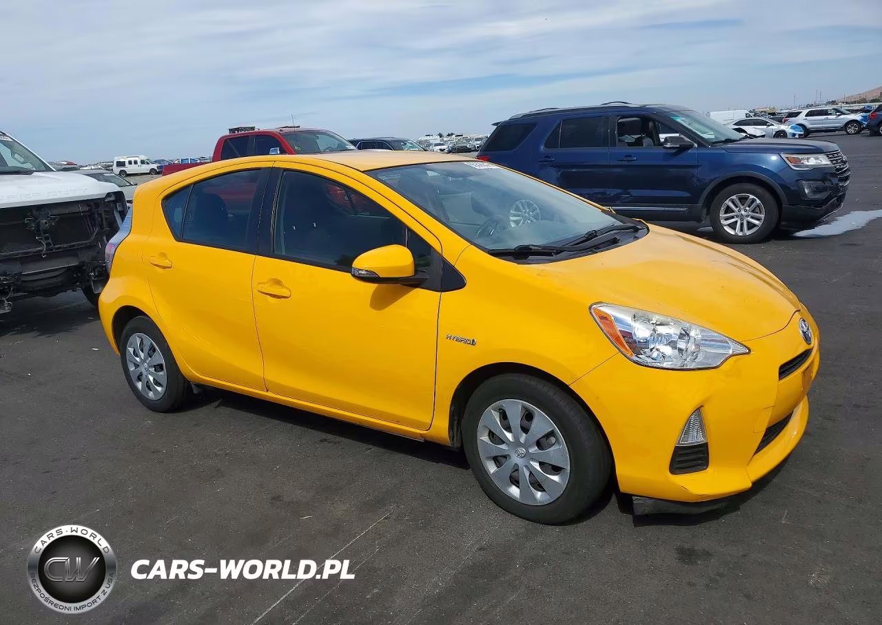 2014 Toyota Prius C Three VIN:JTDKDTB35E1080595 - 4
