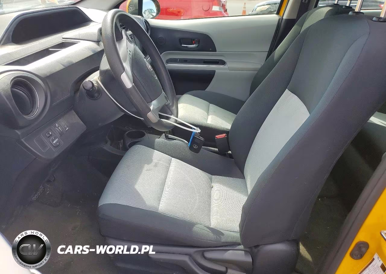 2014 Toyota Prius C Three VIN:JTDKDTB35E1080595 - 7