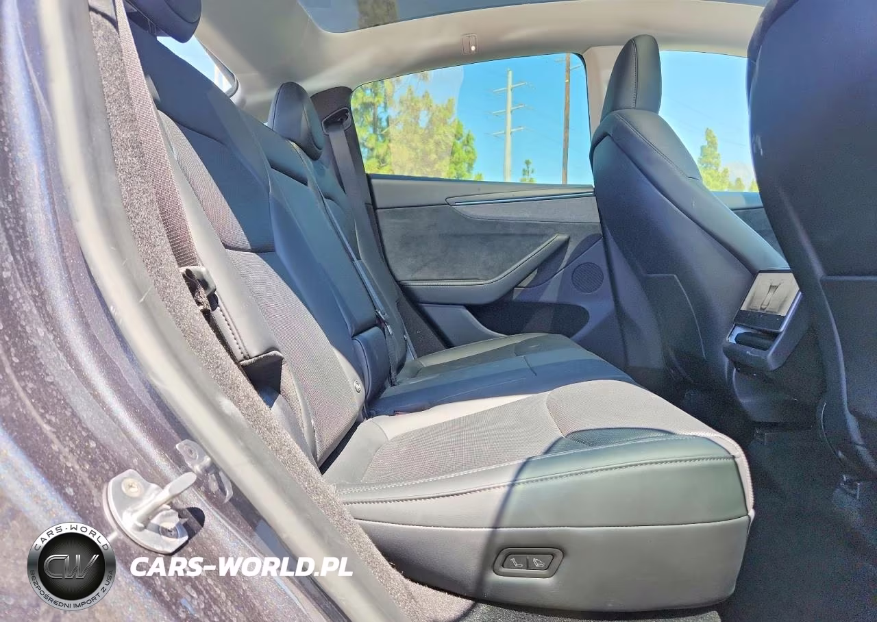 2026 Tesla Model Y VIN:7SAYGDEE7TF375497 - 10