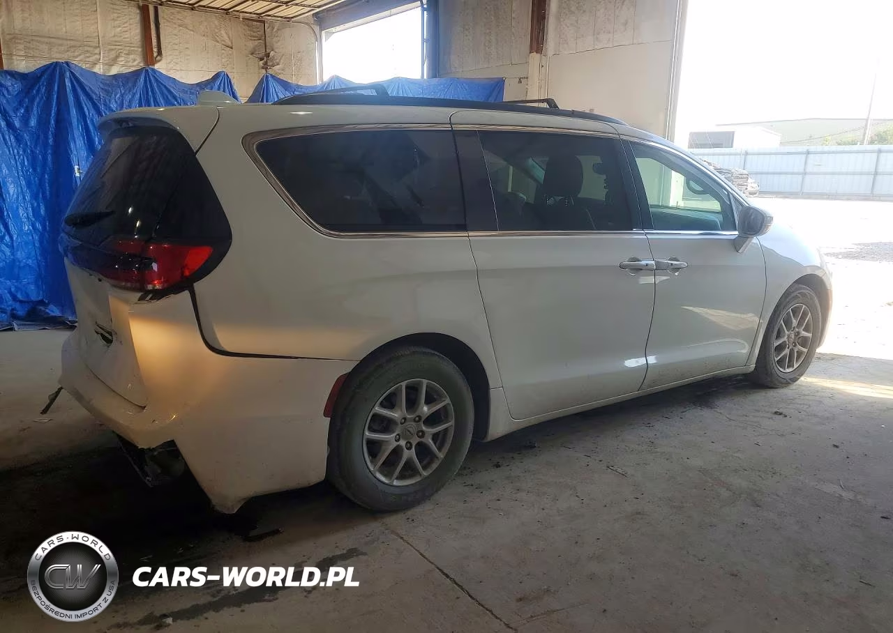 2022 Chrysler Pacifica Touring L VIN:2C4RC1BG8NR165581 - 3