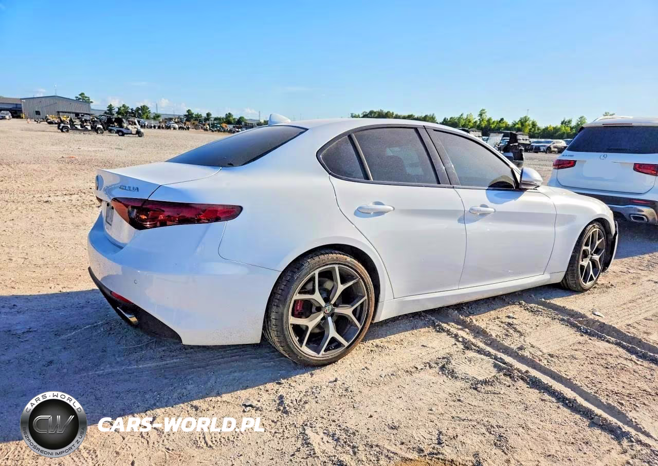 2018 Alfa Romeo Giulia Ti VIN:ZARFAECN6J7592448 - 3