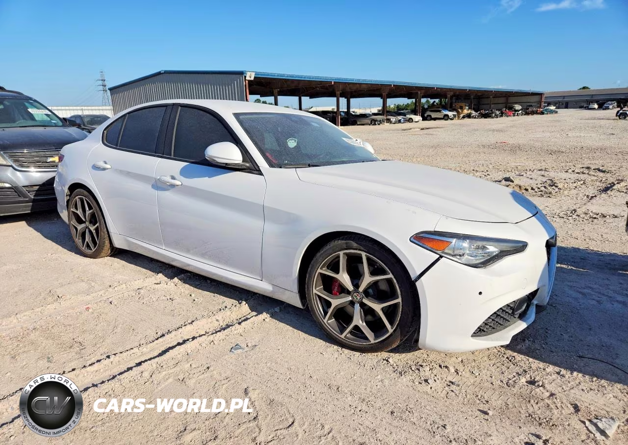 2018 Alfa Romeo Giulia Ti VIN:ZARFAECN6J7592448 - 4