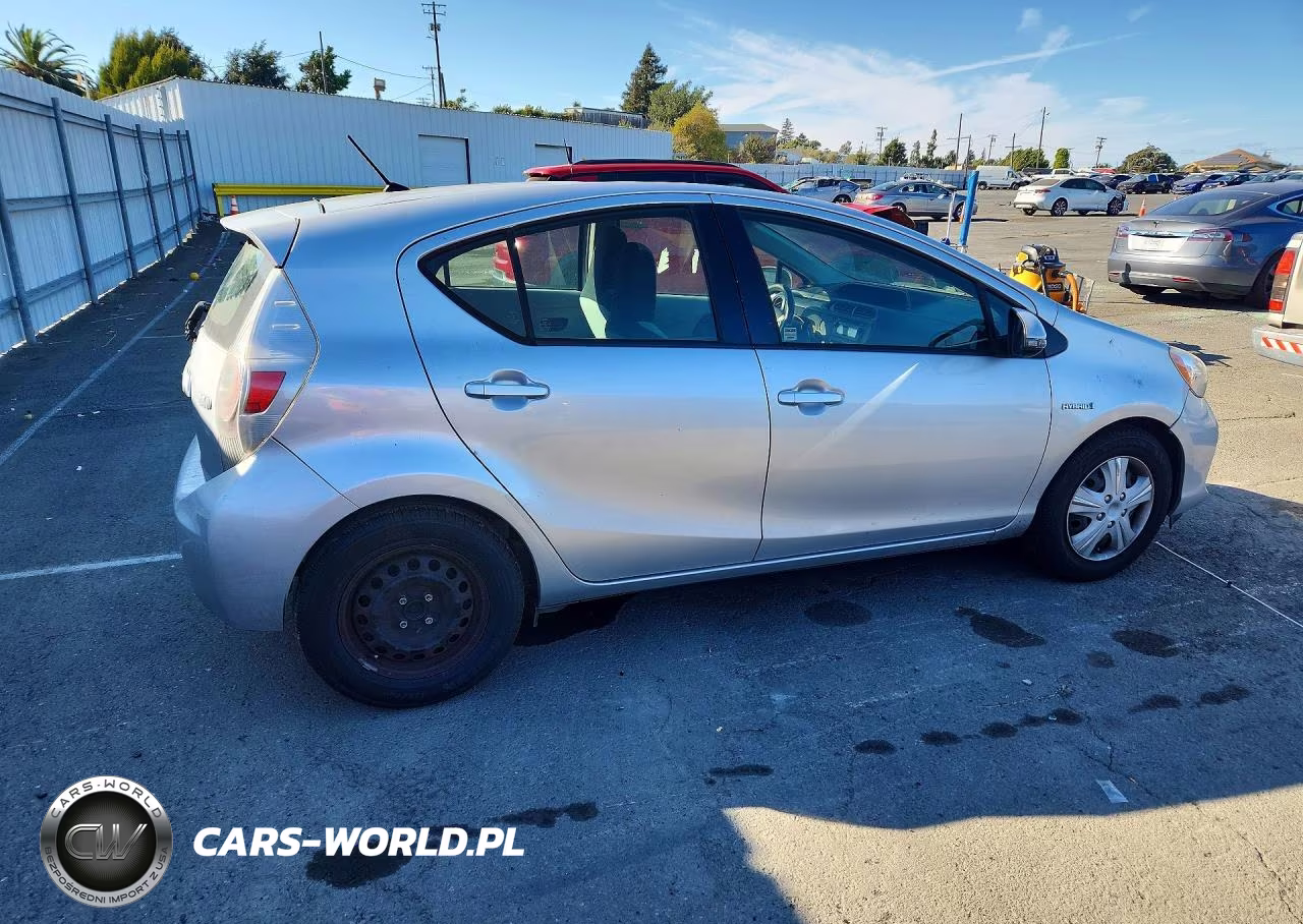 2013 Toyota Prius C One VIN:JTDKDTB34D1051863 - 3