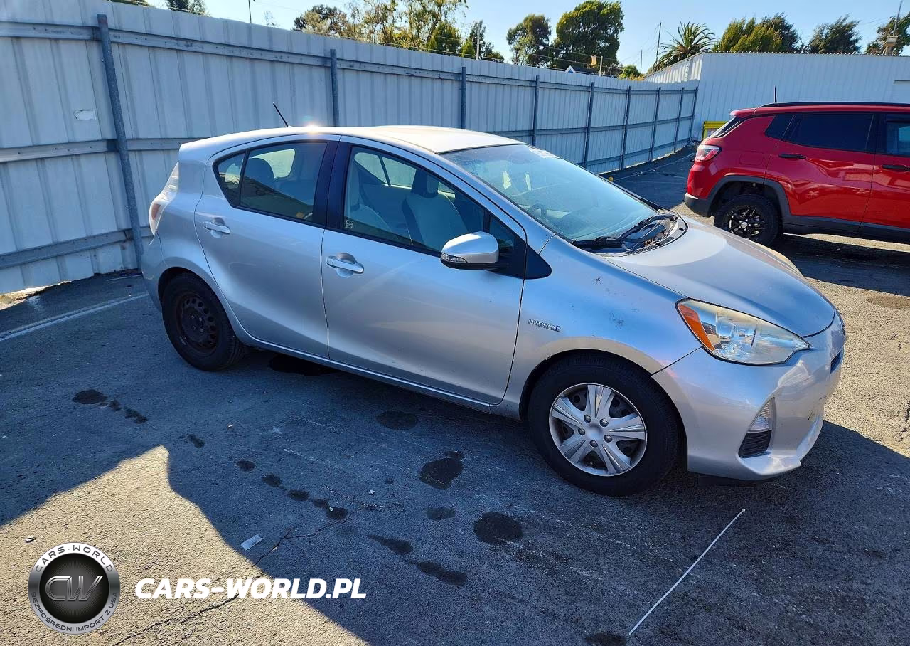 2013 Toyota Prius C One VIN:JTDKDTB34D1051863 - 4