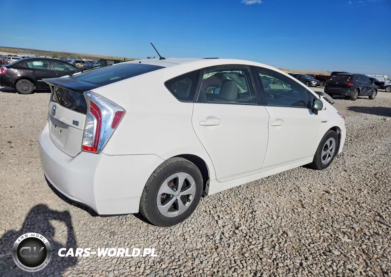 2015 Toyota Prius Two VIN:JTDKN3DU2F1918702 - 3