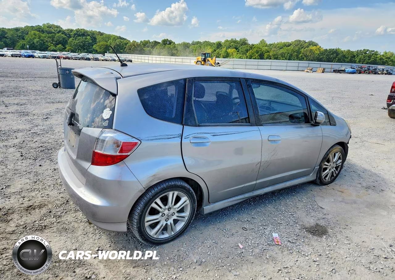 2010 Honda Fit Sport VIN:JHMGE8H40AC028983 - 3