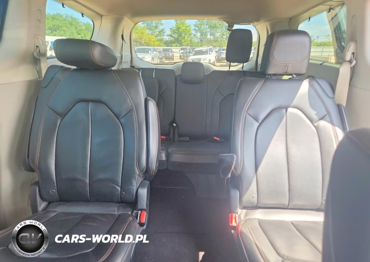 2017 Chrysler Pacifica Touring L Plus VIN:2C4RC1EG8HR635088 - 10