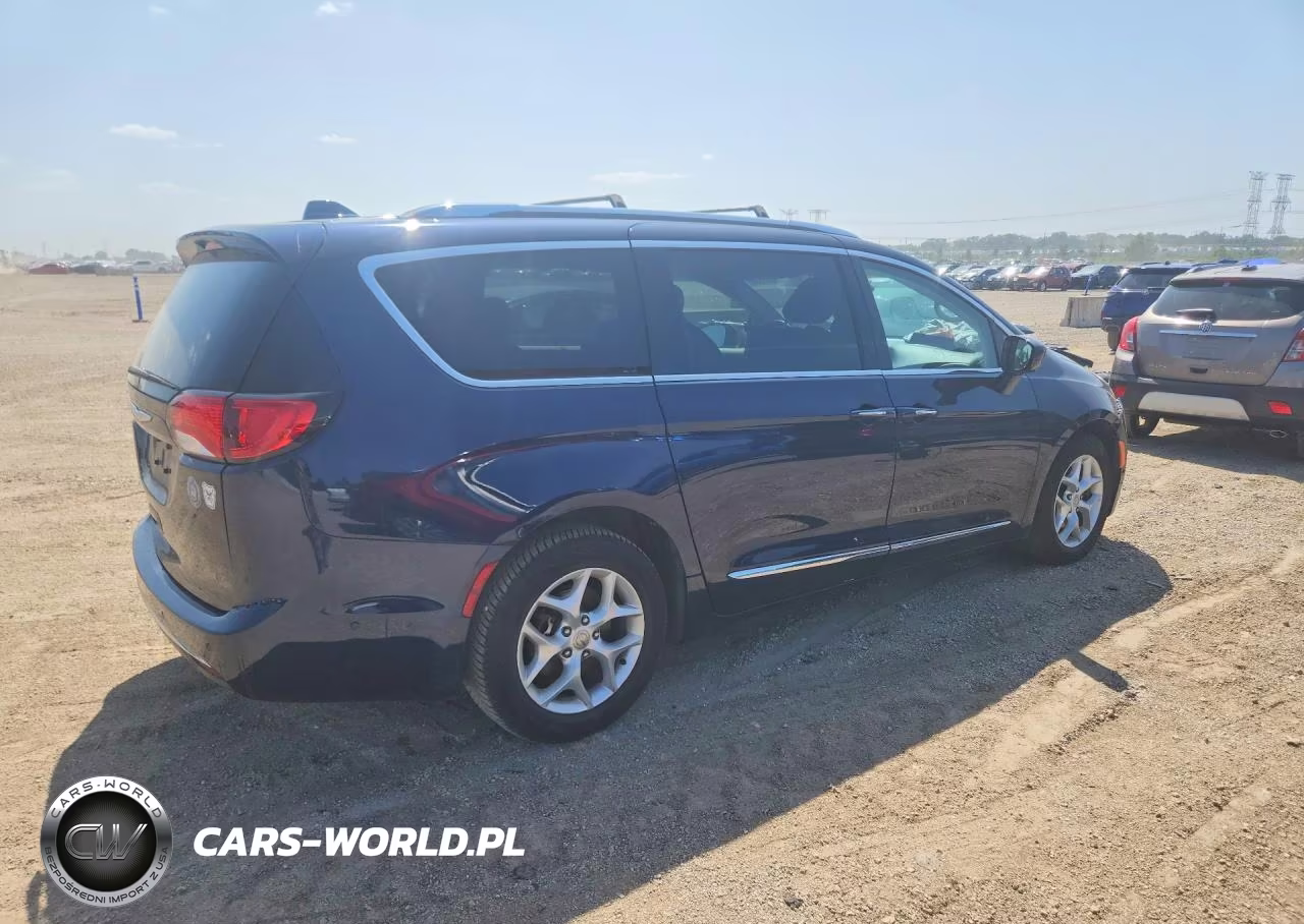 2017 Chrysler Pacifica Touring L Plus VIN:2C4RC1EG8HR635088 - 3