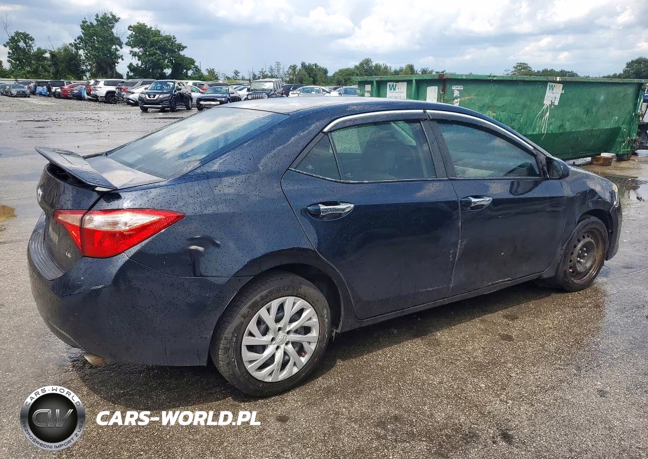 2018 Toyota Corolla Le VIN:5YFBURHE5JP763978 - 3