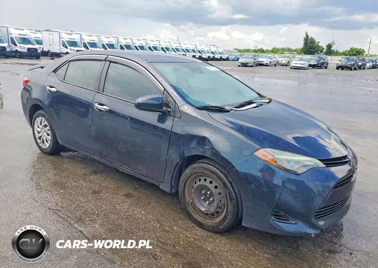 2018 Toyota Corolla Le VIN:5YFBURHE5JP763978 - 4