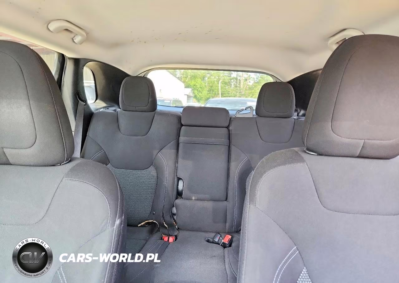 2019 Jeep Cherokee Latitude VIN:1C4PJMCB9KD231149 - 10