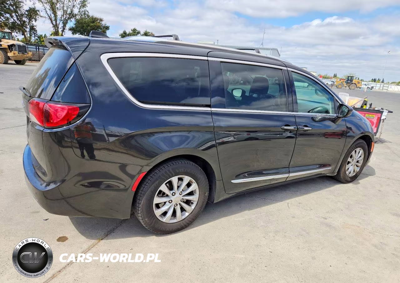 2019 Chrysler Pacifica Touring L VIN:2C4RC1BG5KR665595 - 3