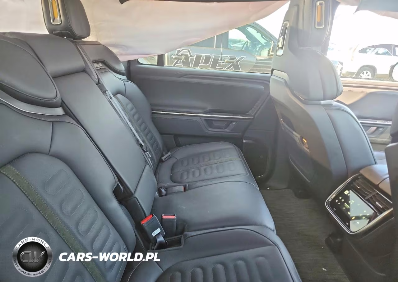 2025 Rivian R1S Adventure VIN:7PDSGBBA5SN055709 - 10