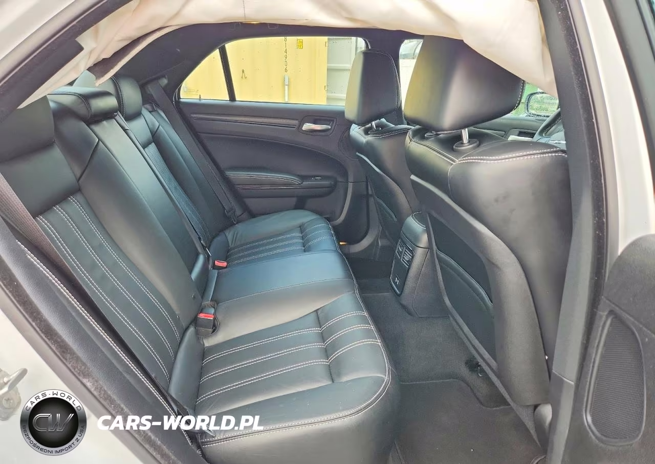 2015 Chrysler 300 S VIN:2C3CCAGG1FH854095 - 10
