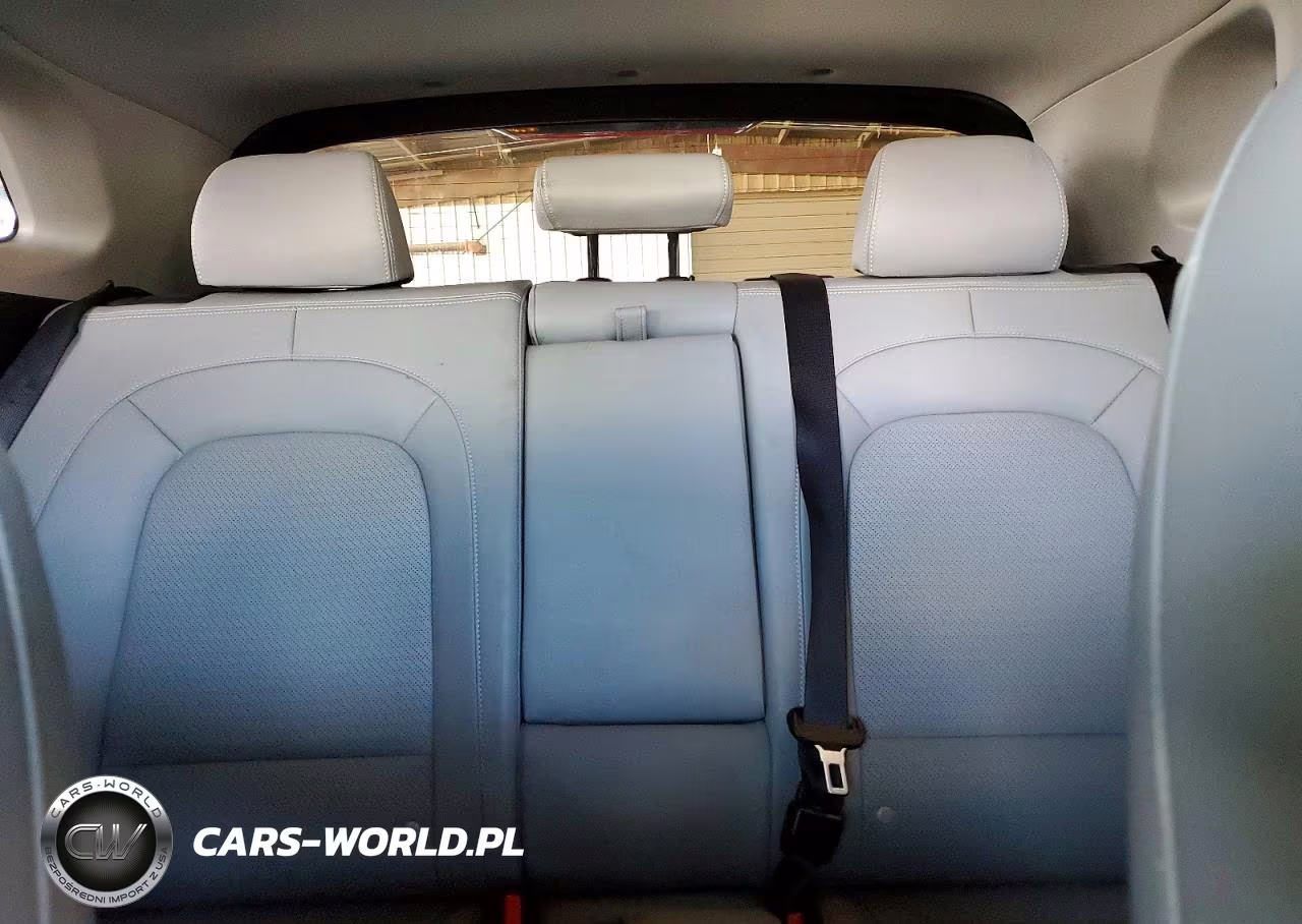 2019 Hyundai Kona Ultimate VIN:KM8K53A5XKU343234 - 10