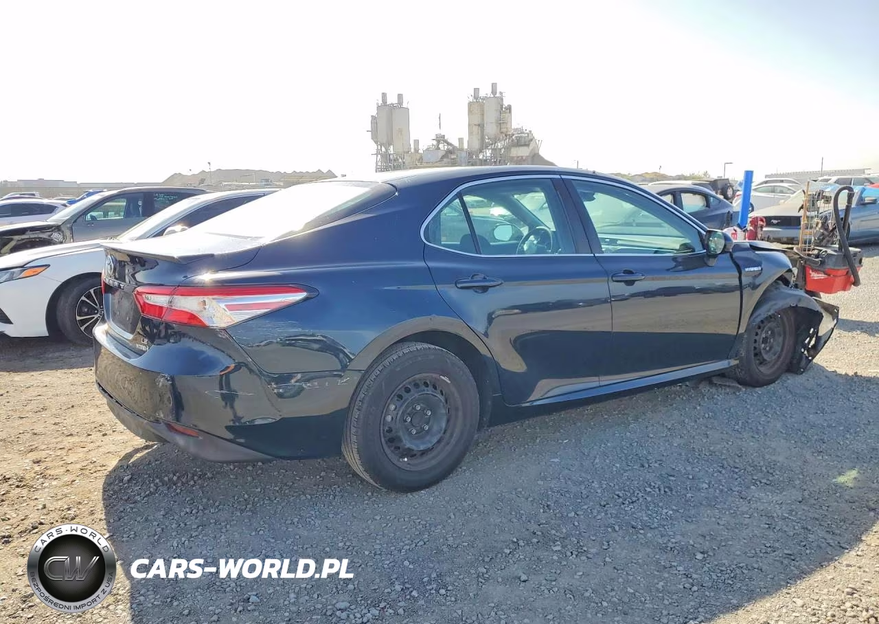 2018 Toyota Camry Le VIN:4T1B31HKXJU504699 - 3