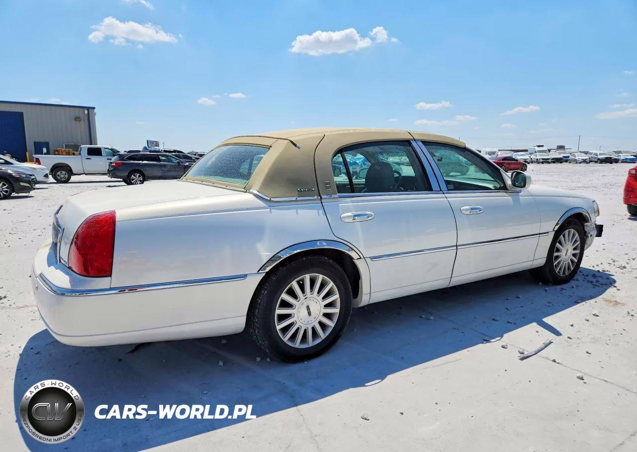 2003 Lincoln Town Car Signature VIN:1LNHM82W23Y641806 - 3