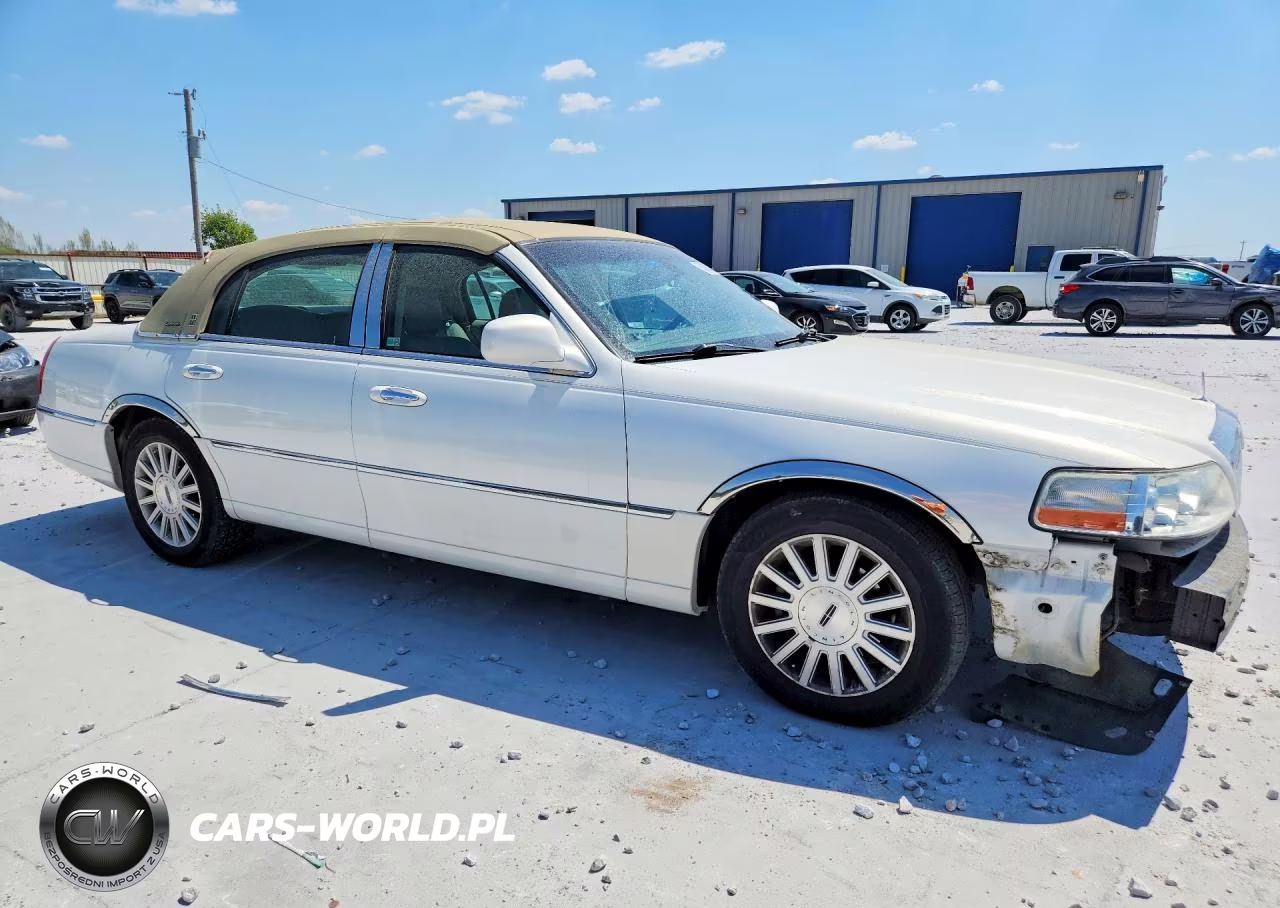2003 Lincoln Town Car Signature VIN:1LNHM82W23Y641806 - 4