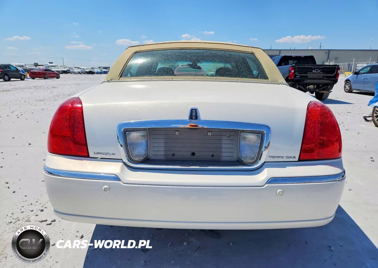2003 Lincoln Town Car Signature VIN:1LNHM82W23Y641806 - 6