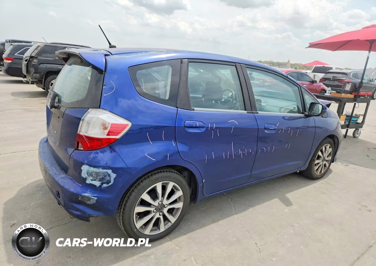 2013 Honda Fit Sport VIN:JHMGE8H56DC048765 - 3