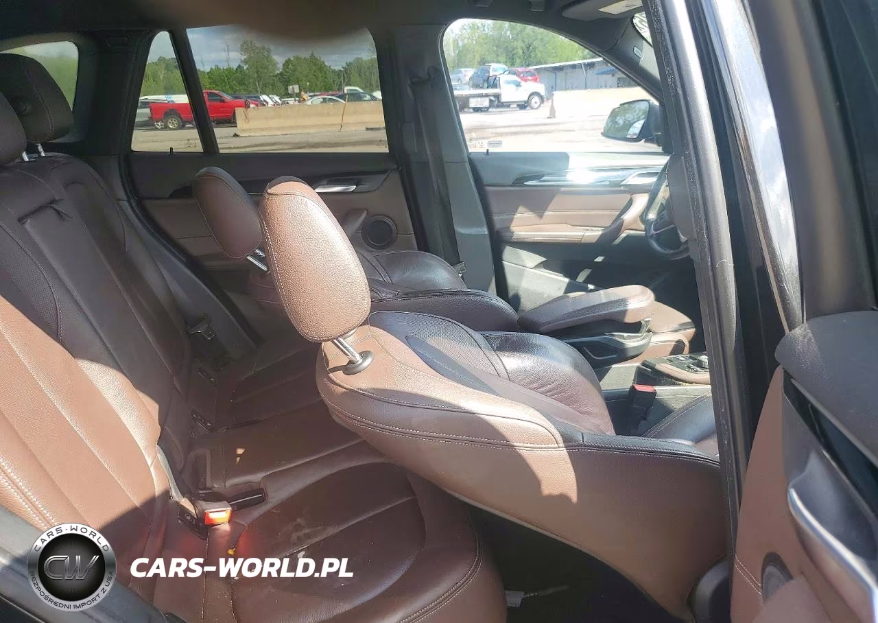 2018 BMW X1 xDrive28I VIN:WBXHT3C34J5L32323 - 11