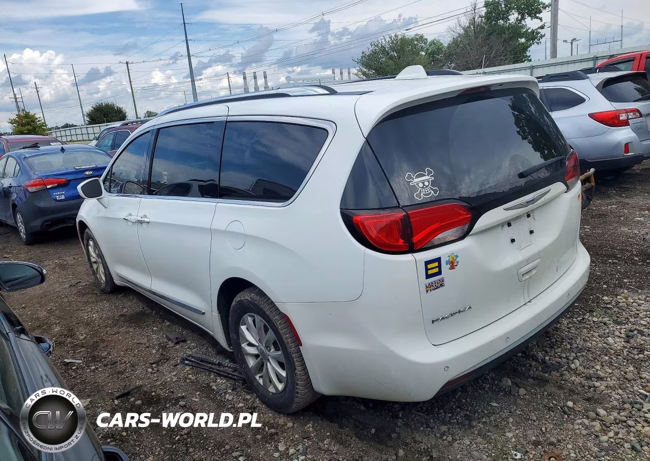 2019 Chrysler Pacifica Touring L VIN:2C4RC1BG8KR525380 - 2