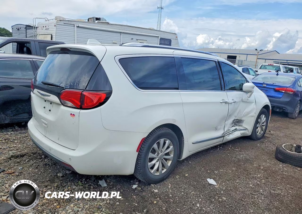 2019 Chrysler Pacifica Touring L VIN:2C4RC1BG8KR525380 - 3