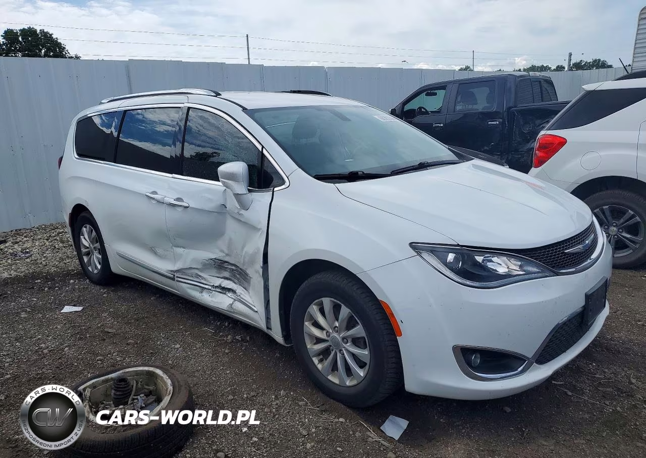 2019 Chrysler Pacifica Touring L VIN:2C4RC1BG8KR525380 - 4