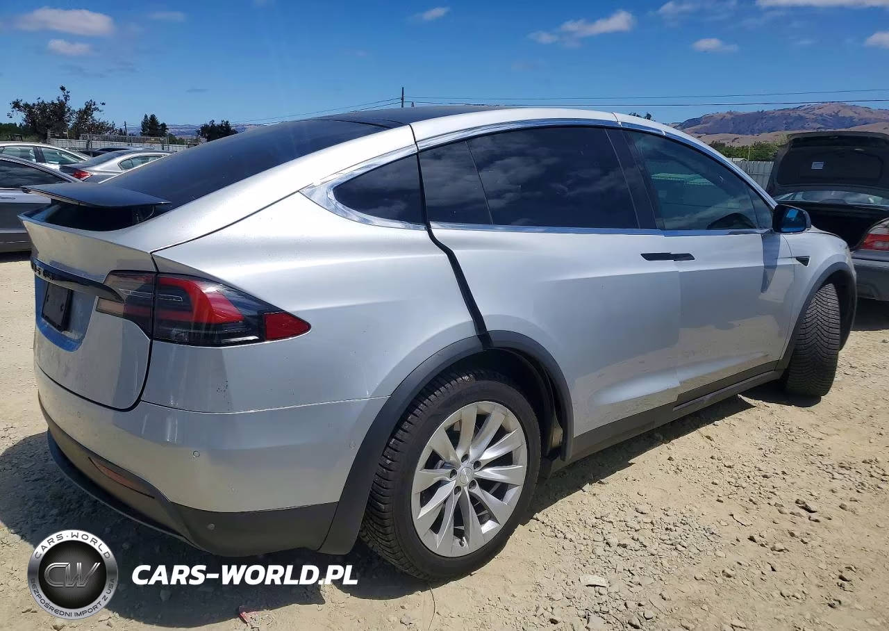 2018 Tesla Model X VIN:5YJXCAE25JF120031 - 3