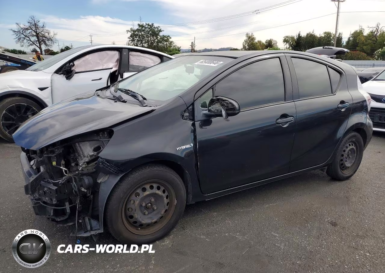 2013 Toyota Prius C Three VIN:JTDKDTB31D1534503 - 1