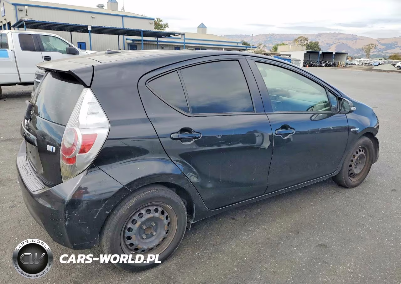 2013 Toyota Prius C Three VIN:JTDKDTB31D1534503 - 3