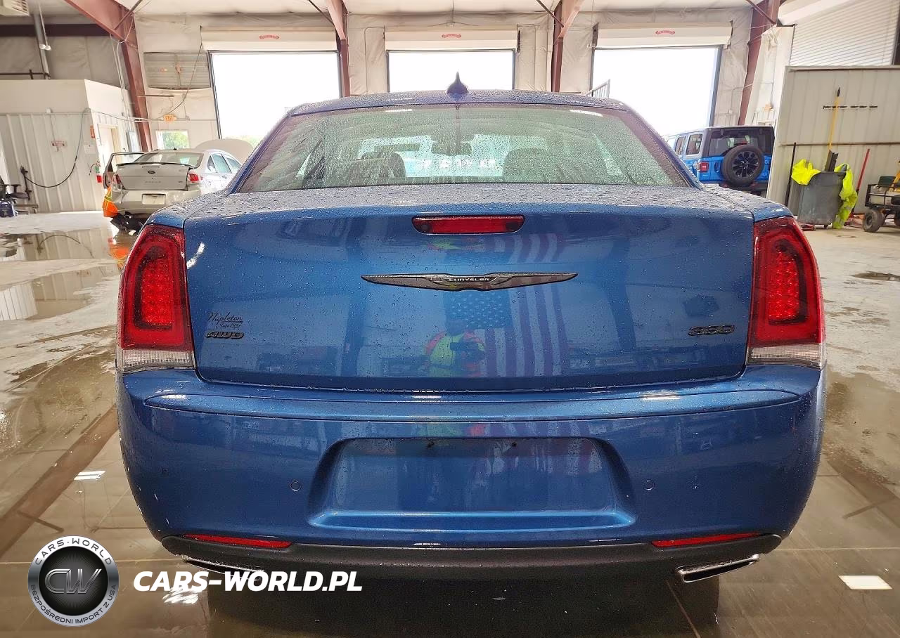 2022 Chrysler 300 Touring L VIN:2C3CCASG7NH236933 - 6
